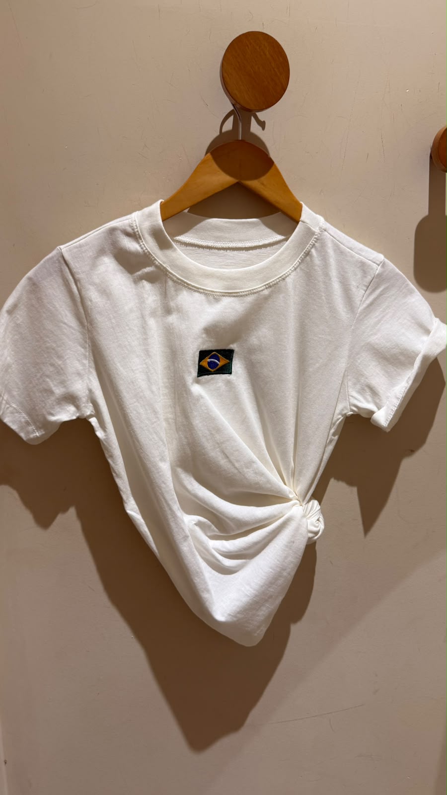 T-Shirt Brasil Bordada Bandeirinha Branca